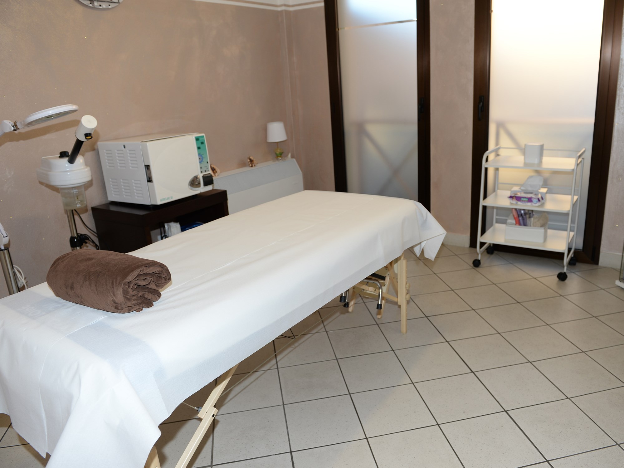 ✔ UN’ATMOSFERA RILASSANTE
Un luogo dedicato al benessere in cui potrai godere delle migliori cure estetiche per il tuo corpo e dove ti sentirai a tuo agio nel farti coccolare.

Ogni cabina è dedicata ad uno specifico trattamento, le luci adeguate e la musica di sottofondo rilassante: qui trovi silenzio, tranquillità, gentilezza, cordialità, attenzione.