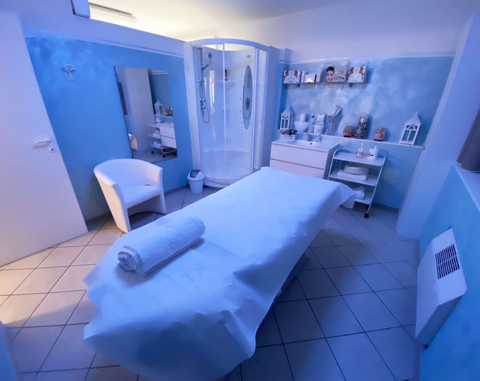 ✔ SALA MASSAGGI
Luci con effetto cromatico variabile, doccia per il dopo trattamento, tutto nella massima igiene e pulizia.